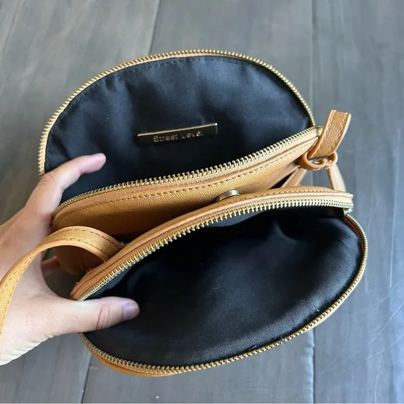 Street Level Woven Cross Body Bag - Picture 7 of 8